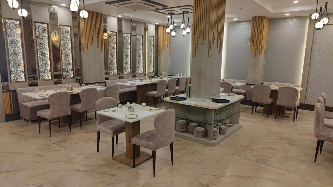 Prime Land Hotel Varanasi Ngoại thất bức ảnh
